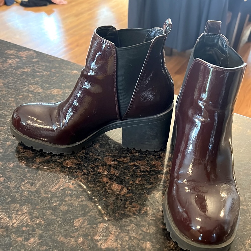 Size 7 1/2 dirty laundry bootie in maroon love love these but don’t fit anymore